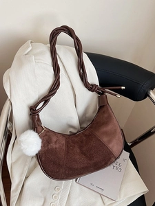 Sac hobo en daim marron avec bandoulière tressée et pompon en peluche doux