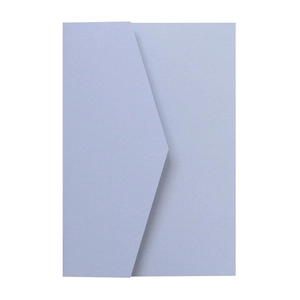 Détail de l'enveloppe nacrée lavande avec rabat en V et texture de papier métallisé