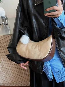 Sac hobo vintage en daim beige avec bordure en cuir marron et pendentif en peluche