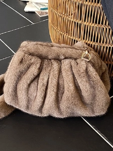 Women Winter Faux Fur Ruched Cloud Shoulder Bag Soft Plush Pleated Crossbody Bag Elegant Warm Furry Handbag Daily Fashion Bag