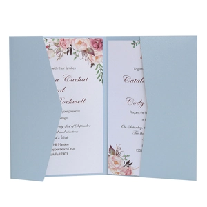 Faire-part de mariage en papier perlé bleu découpé au laser avec carte florale