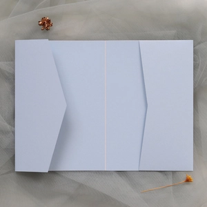 Détail de la couverture d'invitation en papier perlé bleu clair avec accent doré chic