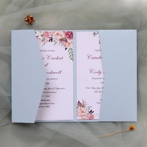 Détails de l'invitation de mariage bleue découpée au laser avec cartes à fleurs