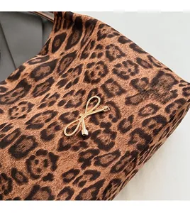 Dettaglio ravvicinato del tessuto leopardato con fibbia decorativa a fiocco dorato