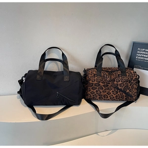 Gros plan de sacs fourre-tout à motif léopard et noir avec coutures et bandoulières