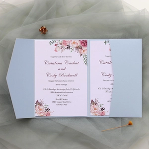 Détail du faire-part de mariage bleu clair à trois volets avec motif floral découpé