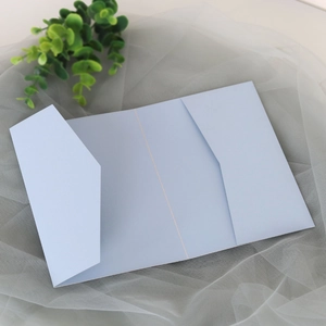 Détail de la couverture d'invitation de mariage en papier perlé bleu clair à trois volets