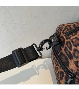 Détail du crochet pivotant et de la sangle en nylon du sac cabas à imprimé léopard