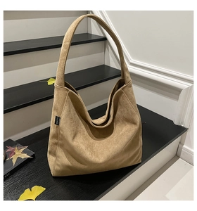 Detailed view of camel suede tote bag with MALIVI side label and autumn styling