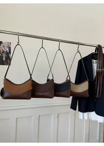 Detail von Schultertaschen im Farblock-Stil mit Leder- und Wildleder-Stitch-Branding