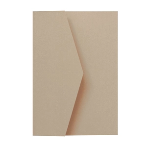 Vue détaillée de l'enveloppe en papier perlé kaki avec rabat élégant en forme de V