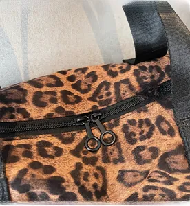 Vue détaillée de la fermeture éclair double et fluide du sac à motif léopard chic