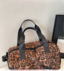 Détails du sac léopard montrant les doubles fermetures éclair et les poignées en nylon