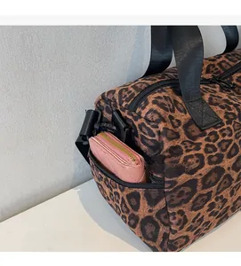Détail de la poche latérale du sac léopard contenant un portefeuille montrant sa capacité