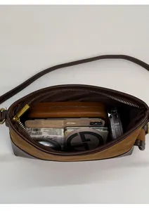 Innenansicht der braunen Wildlederhandtasche mit viel Platz für Handy und Kosmetik