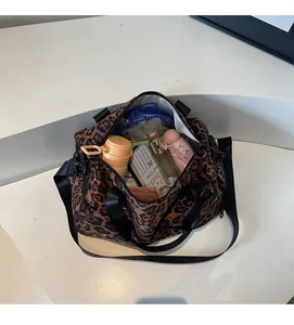Vue intérieure montrant la grande capacité de stockage de ce sac fourre-tout léopard