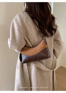 Details einer eleganten Schultertasche aus braunem Leder und Wildleder mit Patchwork