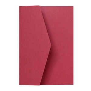 Détail de l'enveloppe en papier nacré bordeaux avec un rabat au design triangulaire