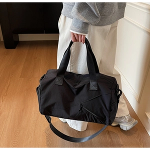 Gros plan sur le sac de sport en nylon noir avec fermeture éclair et bandoulière réglable