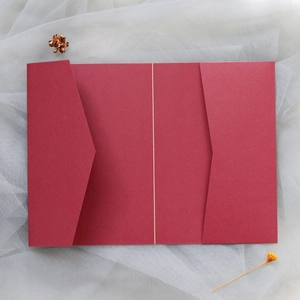 Détail de la couverture d'invitation de mariage rouge vin découpée au laser sur tulle