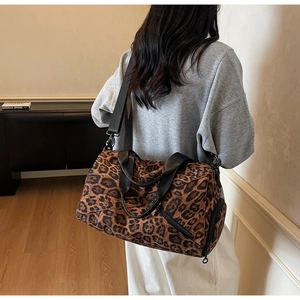 Détail du sac cabas léopard avec bandoulière noire réglable et design de grande capacité