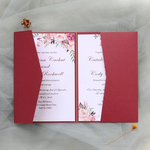 Vue détaillée d'un faire-part de mariage bordeaux avec cartes à motifs floraux