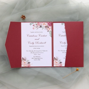 Détail de l'invitation de mariage bordeaux découpée au laser avec carte florale