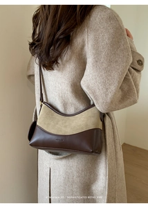 Detail der Vintage-Schultertasche mit beigem Wildleder und braunem Leder-Kontraststich