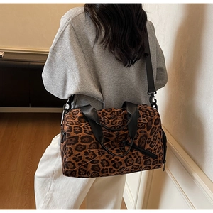 Vue détaillée du sac cabas léopard avec bandoulière réglable et poche latérale zippée pratique