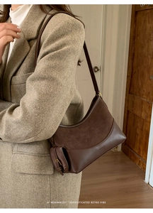 Detail der braunen Wildleder-Schultertasche mit Kontrasteinsatz und NOFILTER Aufdruck