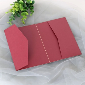 Détail de l'invitation rouge foncé avec texture de papier cartonné mat de qualité