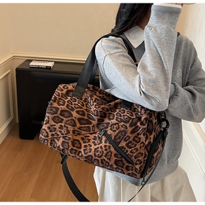 Grand sac fourre-tout à motif léopard avec larges sangles en nylon et poches latérales zippées