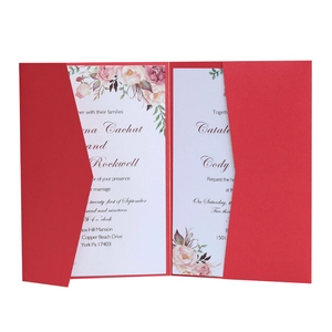 Détail de l'invitation de mariage rouge avec carte florale sur fond blanc