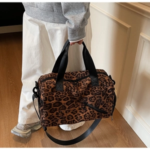 Grand sac fourre-tout à imprimé léopard avec sangles noires et poche latérale zippée