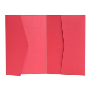 Détail du porte-invitation de mariage rouge avec pochettes découpées au laser et texture