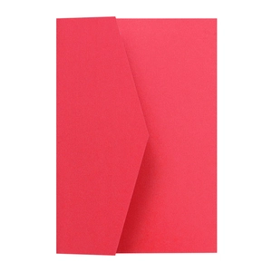 Détail macro du faire-part de mariage en papier nacré rouge avec pli en V et texture fine