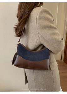 Detail der Color-Block Schultertasche mit NO FILTER Logo und Wildleder-Textur