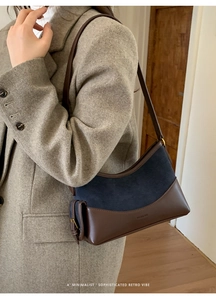 Detail der Retro Leder-Hobo-Tasche in Blau und Karamel-Patchwork an einem Modell
