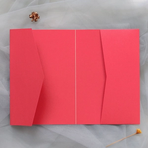 Détail de la pochette d'invitation de mariage rouge mat à deux volets intérieurs
