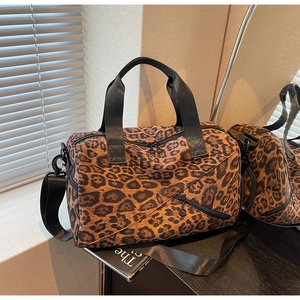 Détail du sac cabas léopard avec double fermeture éclair et bandoulière réglable
