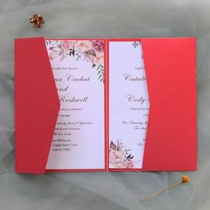 Vue détaillée d'un faire-part de mariage découpé au laser avec cartes à fleurs sur tulle
