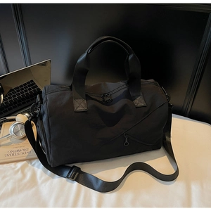 Détail du sac cabas en nylon noir à grande capacité avec bandoulière et poches latérales