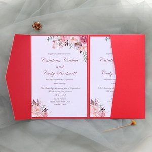 Vue détaillée du faire-part de mariage rouge découpé au laser avec insert floral et doré