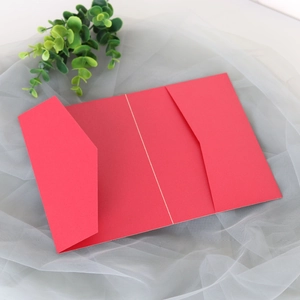 Détail de la pochette d'invitation de mariage rouge mate pliable en trois sur tulle