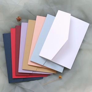 Enveloppes assorties en papier texturé disposées en éventail avec décor floral