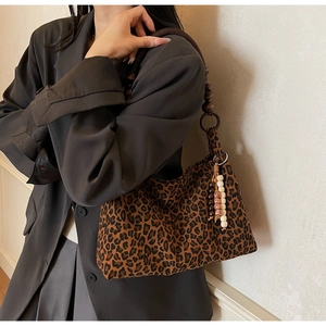 Detail der Tasche mit Leopardenmuster, Holzperlenriemen und Boho-Quastenanhänger