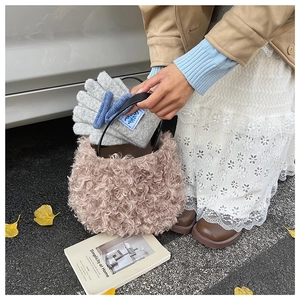 Elegante borsa a secchiello in ecopelliccia rosa con manico in pelle e guanti in maglia