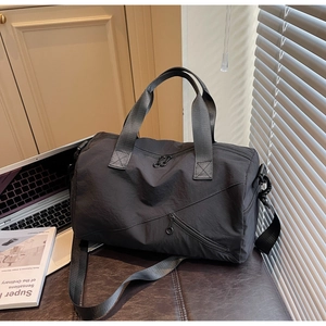 Vue détaillée du sac de voyage en nylon noir imperméable avec poche zippée diagonale