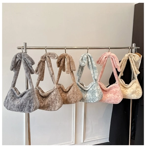 Vue détaillée de sacs en peluche avec anses nouées déclinés en six couleurs pastel