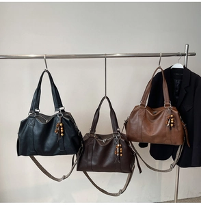 Trois grands sacs cabas en noir, café foncé et marron avec breloques perlées et larges sangles